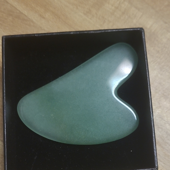 Green Gua Sha Facial Tool - Picture 4 of 4